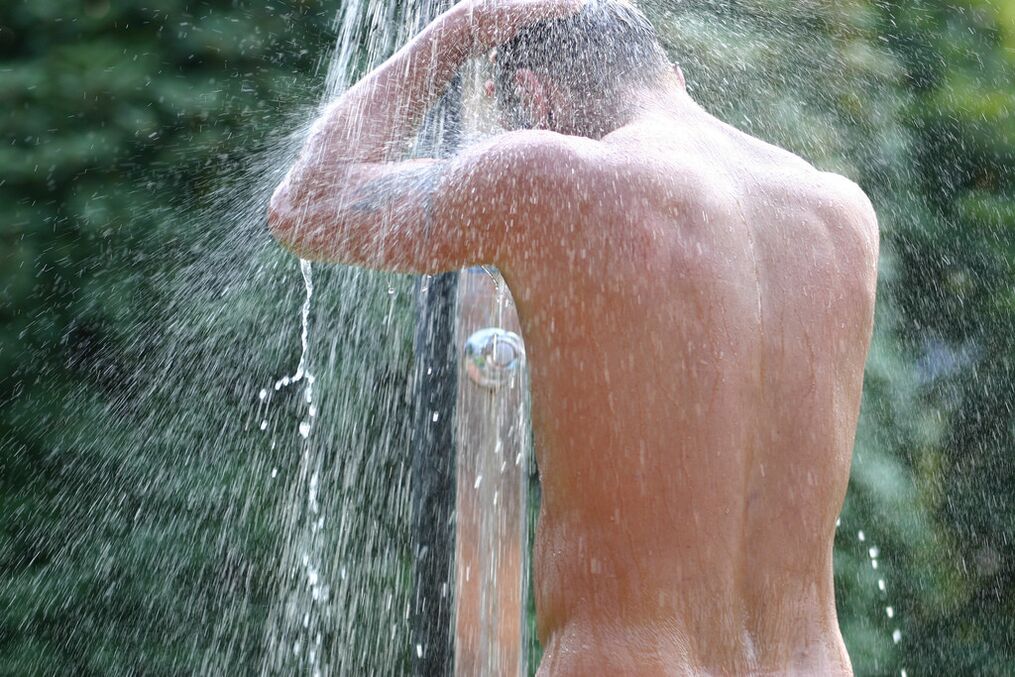 Po koupeli se sodou si muž potřebuje dát studenou sprchu. 
